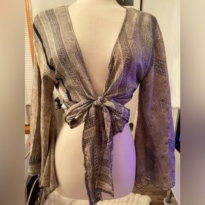 Beautiful Silk Tie-Front Cropped Top. Gray and Gold Print